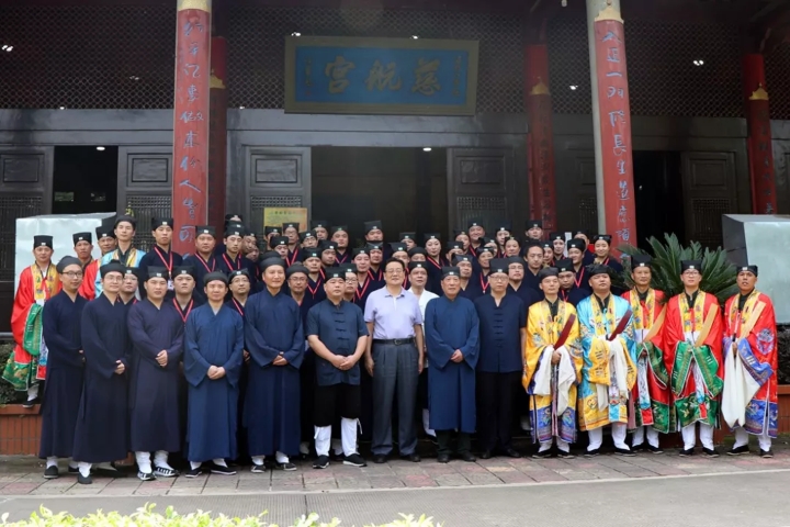 与海峡道教学院师生合影